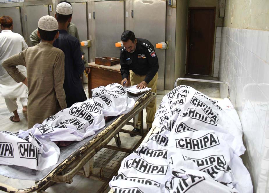 کراچی میں راشن کی تقسیم کے دوران بھگدڑ، 3 بچے اور 8 خواتین جاں بحق، متعدد زخمی