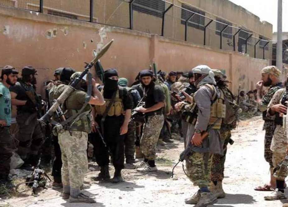 إرهابيو النصرة والتركستاني يظهرون في ادلب