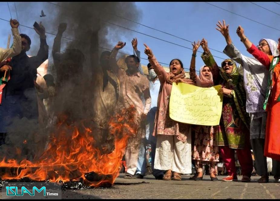 اسلام آباد، پاکستان میں عمران خان کی گرفتاری کے بعد سخت سیکیورٹی کے درمیان احتجاج