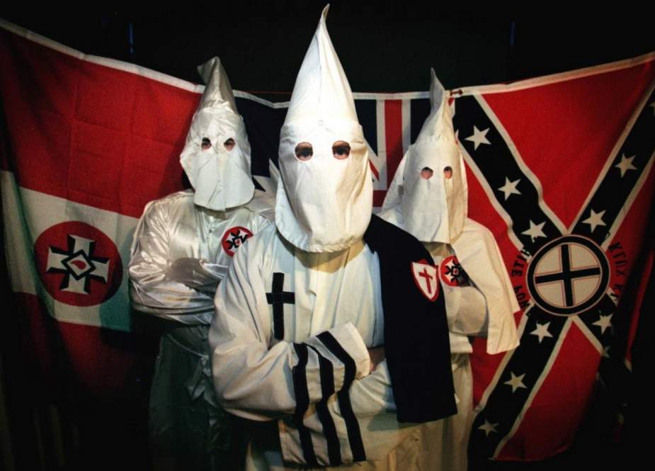 اعضای سازمان تروریستی کوکلاکس کلان در لباس مخصوص این فرقه