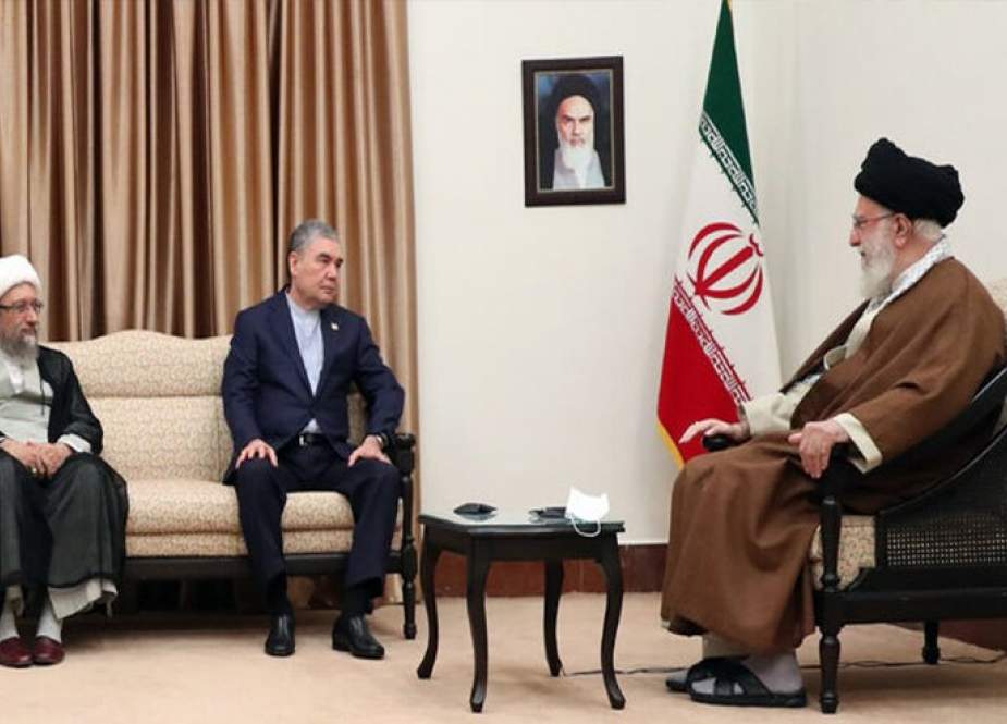 قائد الثورة الاسلامية: إيران وتركمانستان أقارب ولديهما الكثير من القواسم الثقافية