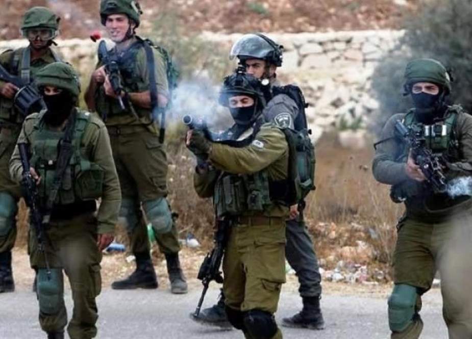 اندلاع اشتباكات وإصابة شاب فلسطيني برصاص الاحتلال في مخيم شعفاط