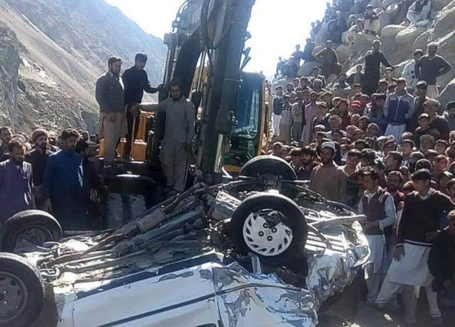 چترال میں گاڑی کھائی میں گرنے سے 6 افراد جاں بحق، 19 زخمی