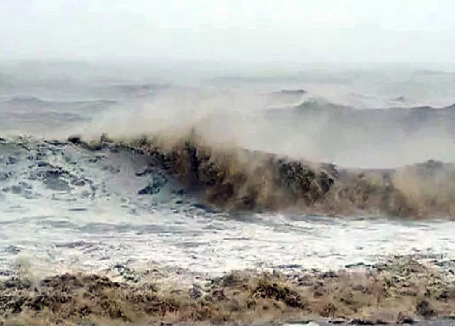 سمندری طوفان ’بائپر جوائے‘ کی شدت برقرار، کراچی کے جنوب سے 1120 کلو میٹر دور