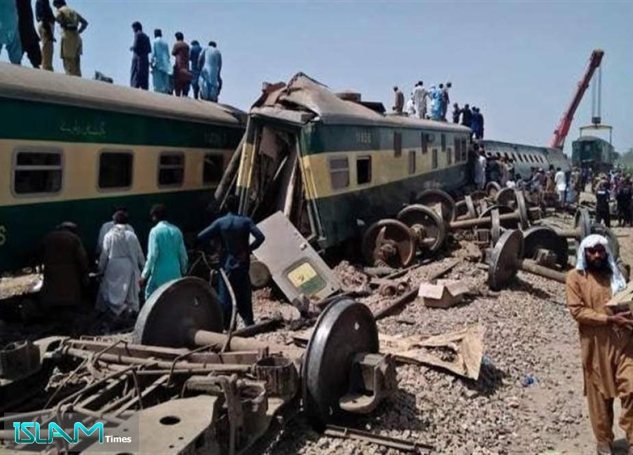 Passenger Train Derails in Southern Pakistan, Leaving 15 Dead, 50 Injured – Islam Times