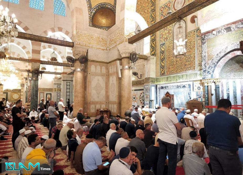 آلاف الفلسطينيين أدوا صلاة الفجر في المسجد الأقصى المبارك