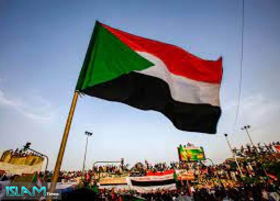 دقلو يلمح لتشكيل حكومة جديدة ويحذر من تقسيم السودان