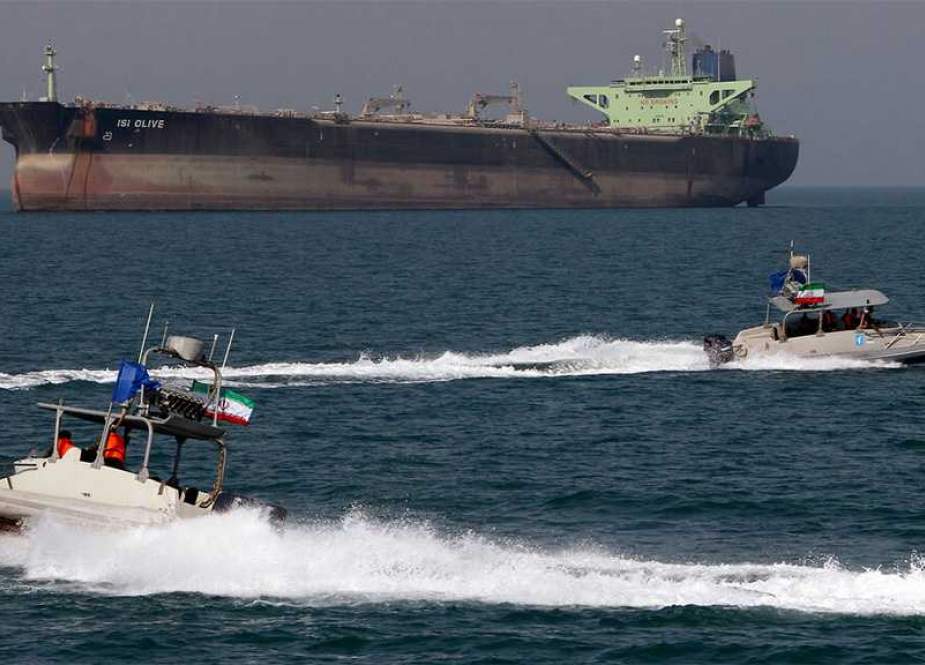 IRG Menyita Kapal Tanker Asing yang Menyelundupkan Bahan Bakar di Perairan Teluk