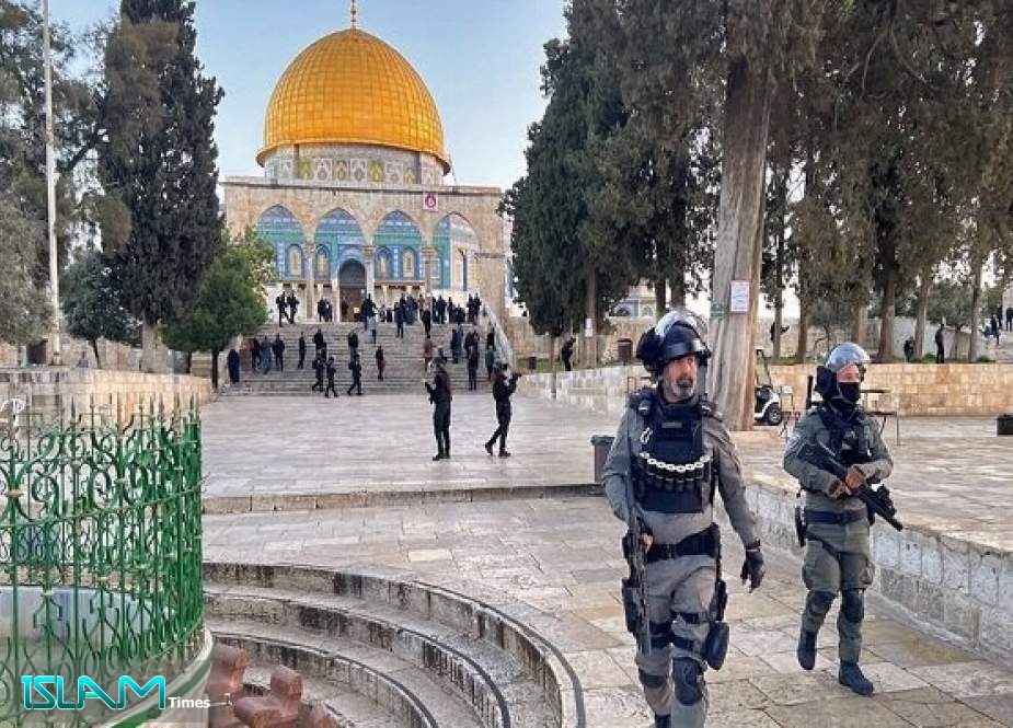Zionist Forces Brutally Assault Muslims at al-Aqsa Mosque