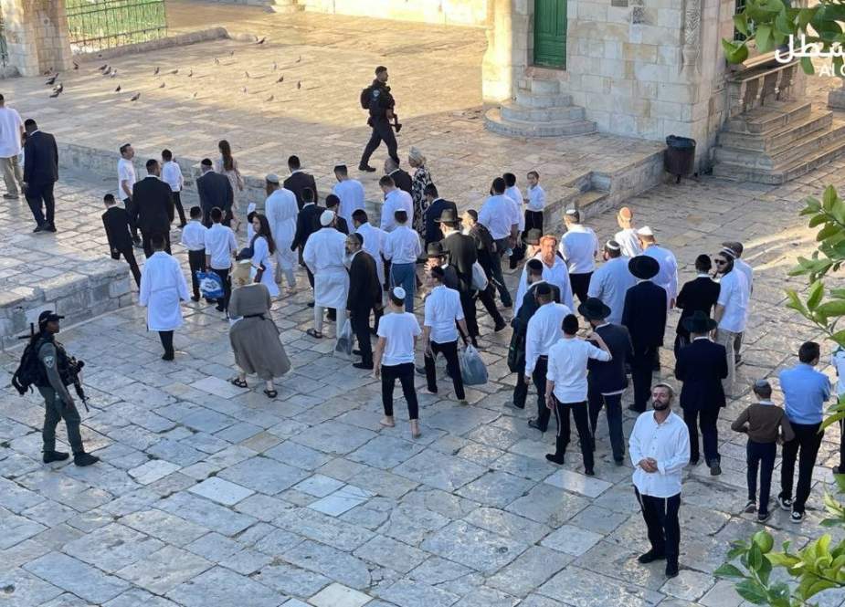 Pemukim Zionis Menyerbu Masjid Al-Aqsa, Menyerang Warga Palestina di Hari Raya Yahudi