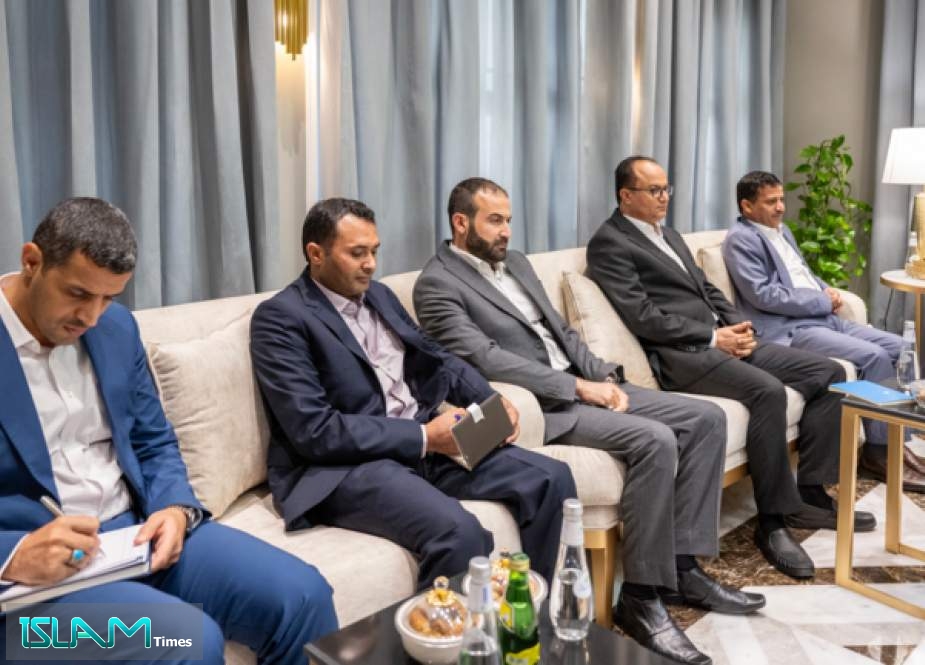 الحوثيون يعلقون على زيارة الوفد إلى الرياض ولقاء مسؤولين سعوديين بينهم وزير الدفاع الأمير خالد