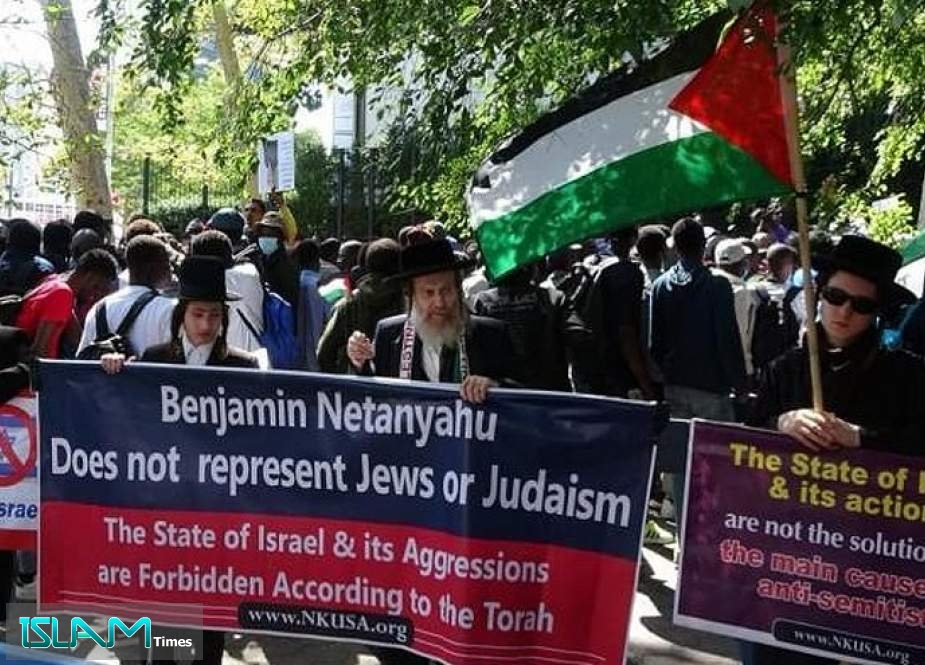 حاخامات يهود يرفعون العلم الفلسطيني ويحتجون على لقاء نتنياهو-بايدن