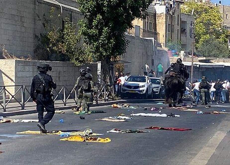 الاحتلال يقمع المصلين قرب باب الأسباط بالقدس المحتلة