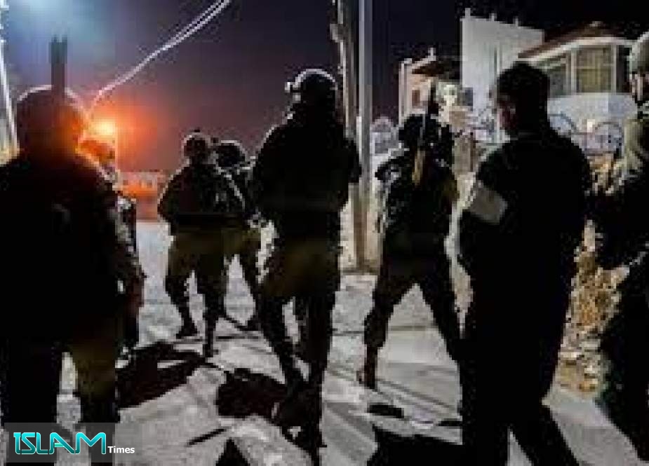 سلسلة اعتقالات بالضفة تشمل 50 مواطنا بينهم 13 عاملا من غزة