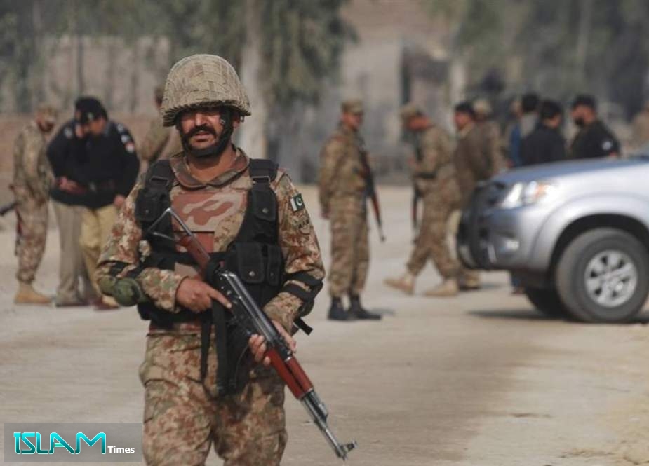 Pakistan Army Kills 8 Militants during A Raid along Border with Afghanistan