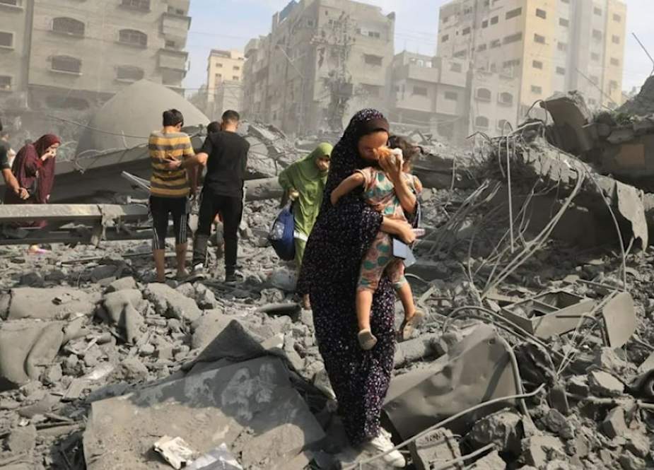 Palestinian mom holding his child in Gaza