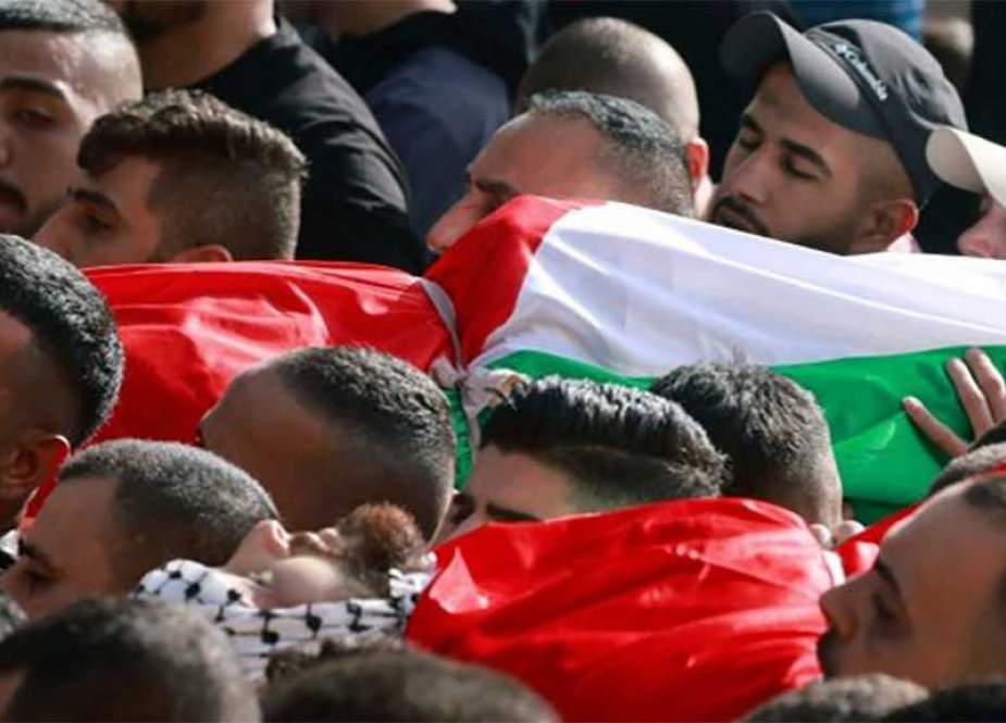 Palestinian mourners carry the body of martyr