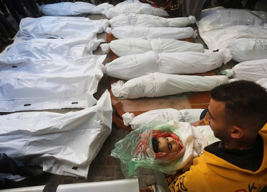 Palestinians mourn relatieves killed in the Israeli bombardment on Rafah, Gaza Strips