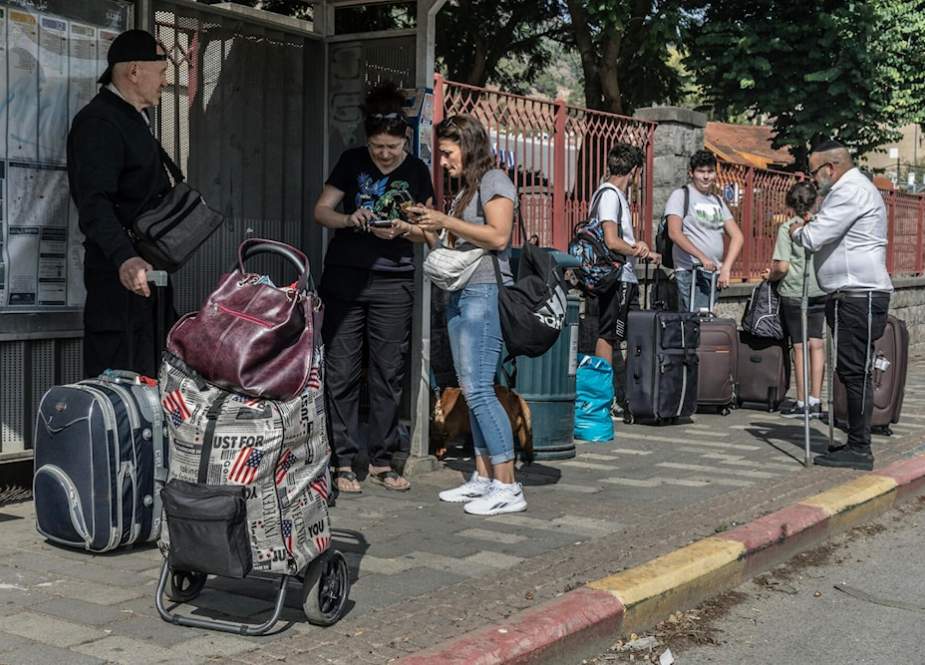 Israeli settlers with their luggage